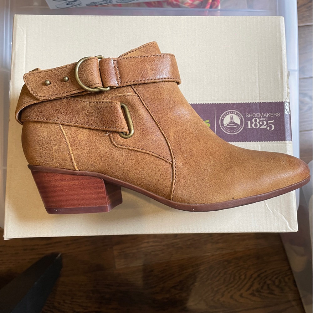 ✨ New Clarks Leather Ankle Booties – Size 6.5 – Brown ✨